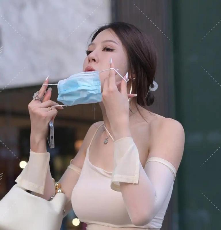 这套吊带半身裙套装摒弃浓烈色彩，也不用夸张装饰吸引目光，依靠恰到好处的剪裁与细腻