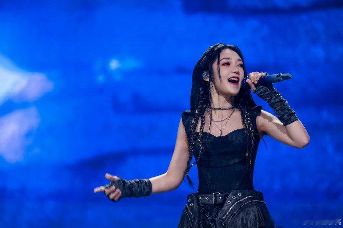 希林娜依高江苏卫视跨年舞台线索 一个 “高” 字暗藏乾坤！是名字里的点睛之笔，是