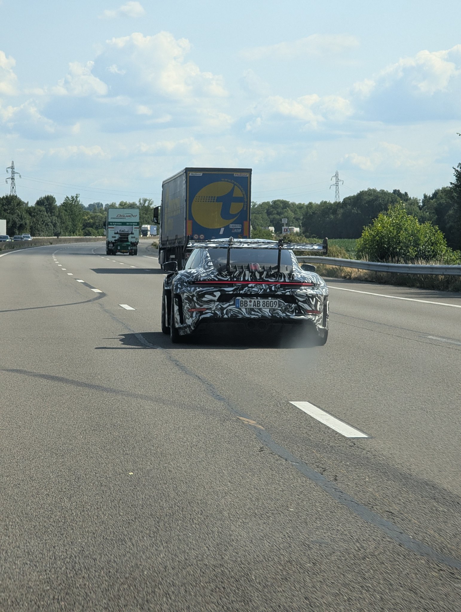 保时捷911 疑似992.2 GT3RS 的谍装车 