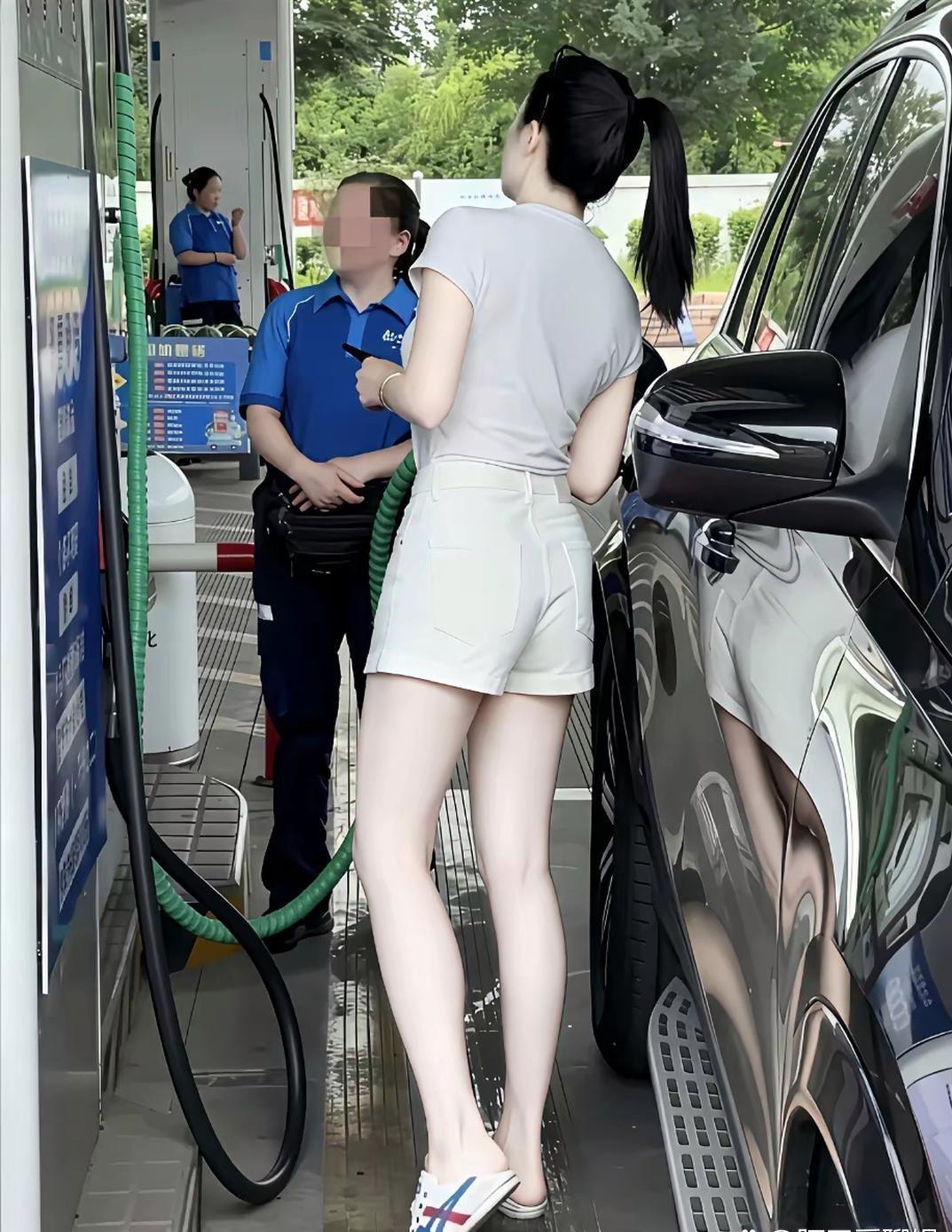 果然，一白遮百丑，腿长任性走。在满是钢铁机械的加油站，她是唯一柔软的亮色。这气质