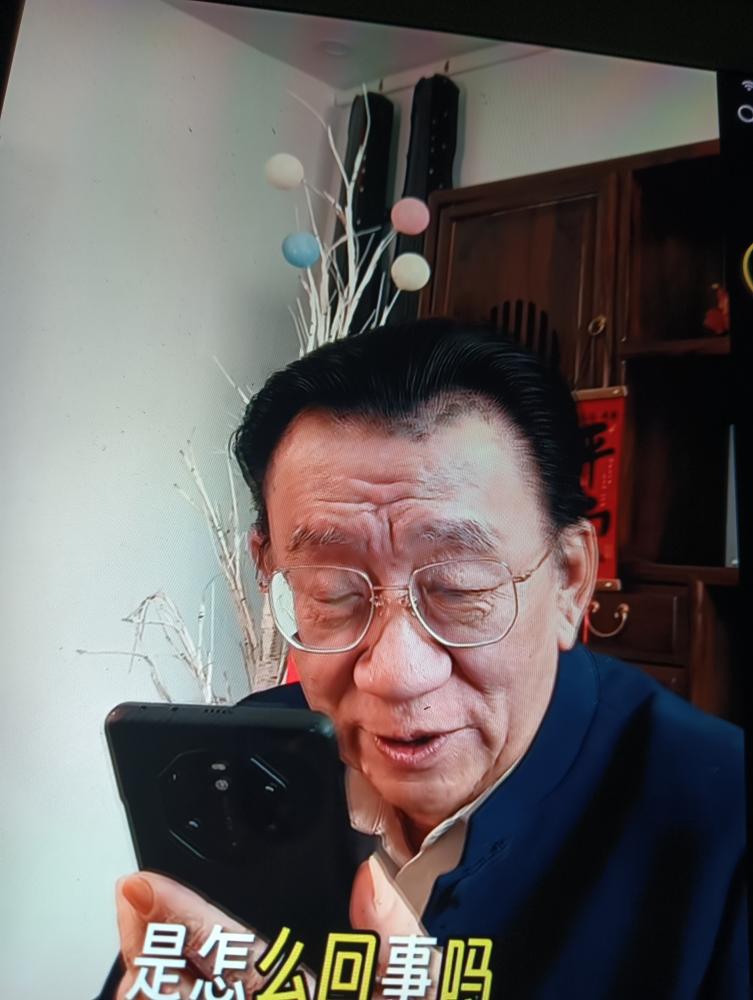 70多岁的侯耀华，最近在快手上发了条视频。
对着豆包问老人腿抽筋的问题，转头就引