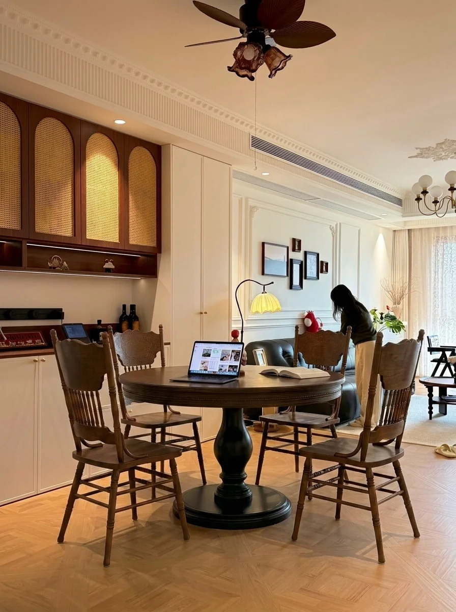 中古风餐厅布局｜满墙餐边柜+复古圆桌