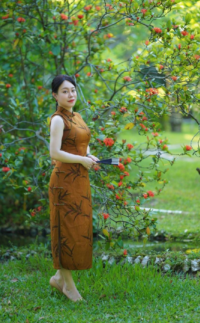 旗袍怎么穿搭才好看旗袍最能体现中国女人婀娜多姿，端庄优雅，大气美丽。一般来说，穿