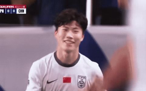 国足95分钟内唯一的亮点！
靠速度生吃对手，用速度过掉两个人，并将球传给了禁区前