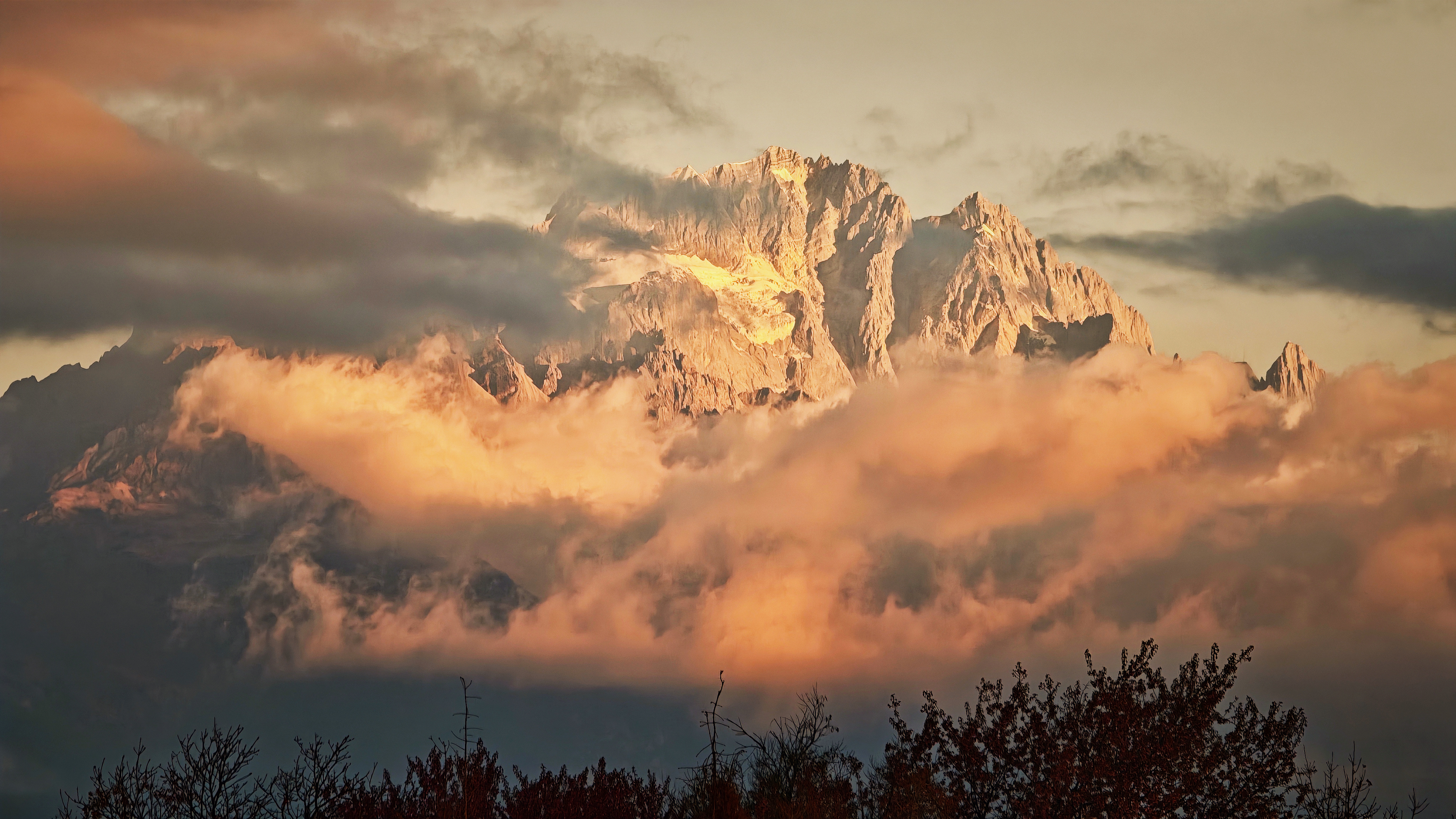 一大早就看见日照金山，心情好极了！转给各位老铁。稍后试驾iCAR V27，迫不及