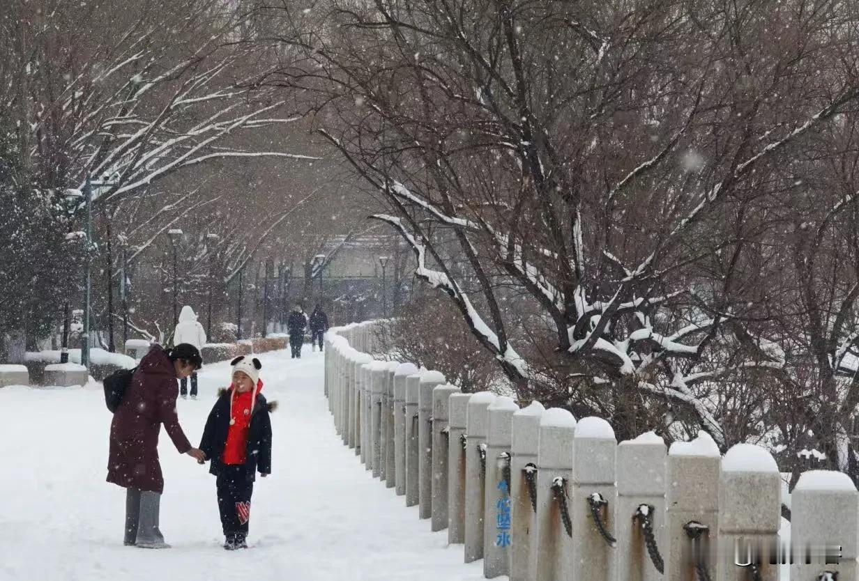 一冬无雪天藏玉，三春有雨地生金。一个冬天至今太原也没有下场像样的雪，空气干燥到湿