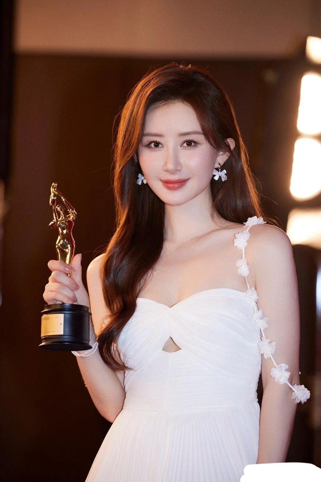 舒畅2024尖叫之夜最新美照，造型不要太飒，未来的一匹黑马。