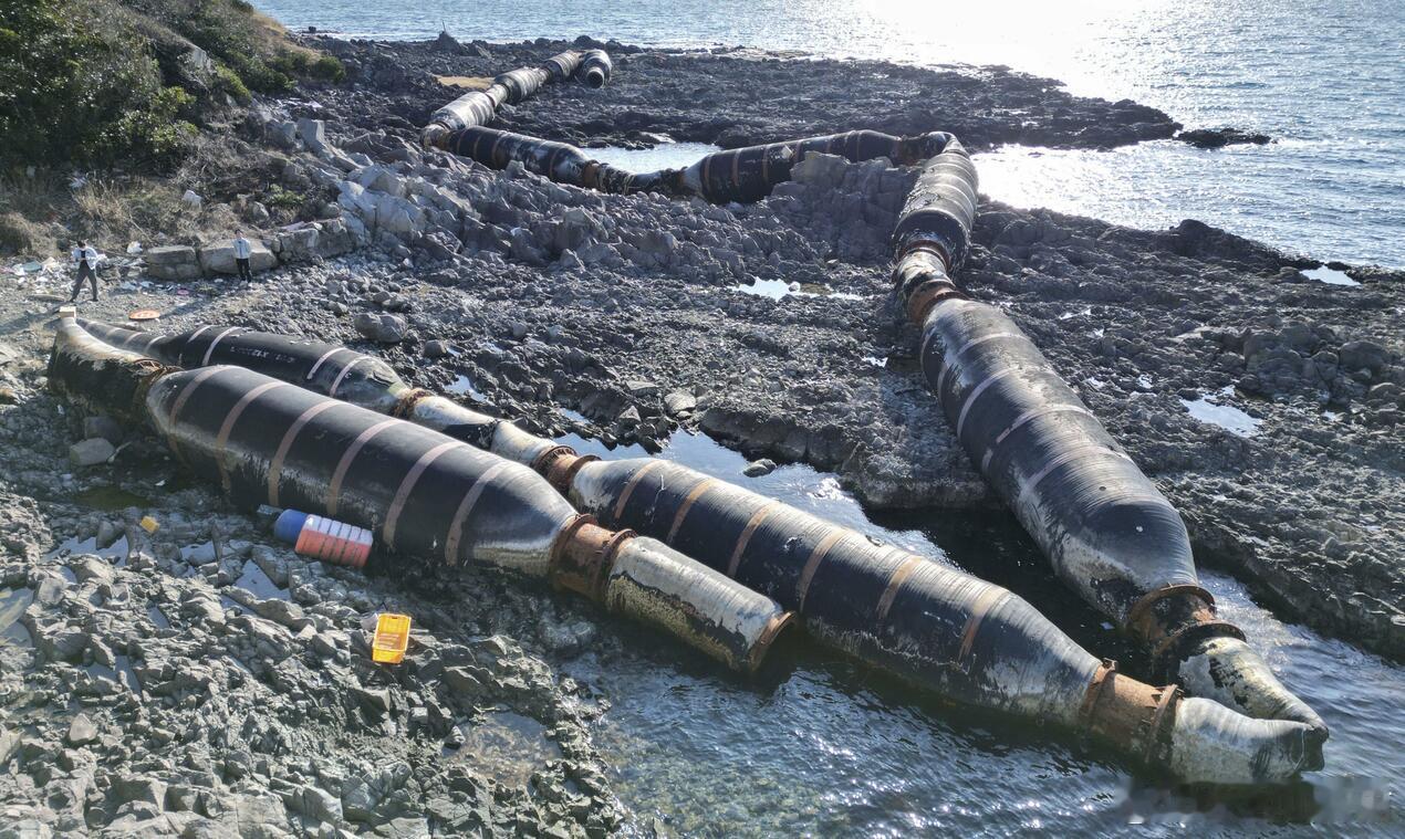 巨型铁管漂至日本石川县海岸，上有中企名称海外新鲜事 11日从日本石川县方面采访获