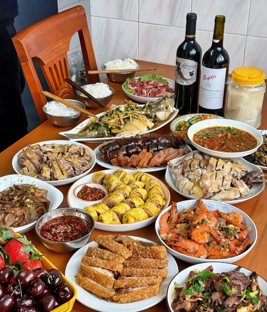 过年团圆饭，我想带全家去饭店吃，我爸妈骂我：忘了祖宗的规矩！

为了今年的团圆饭