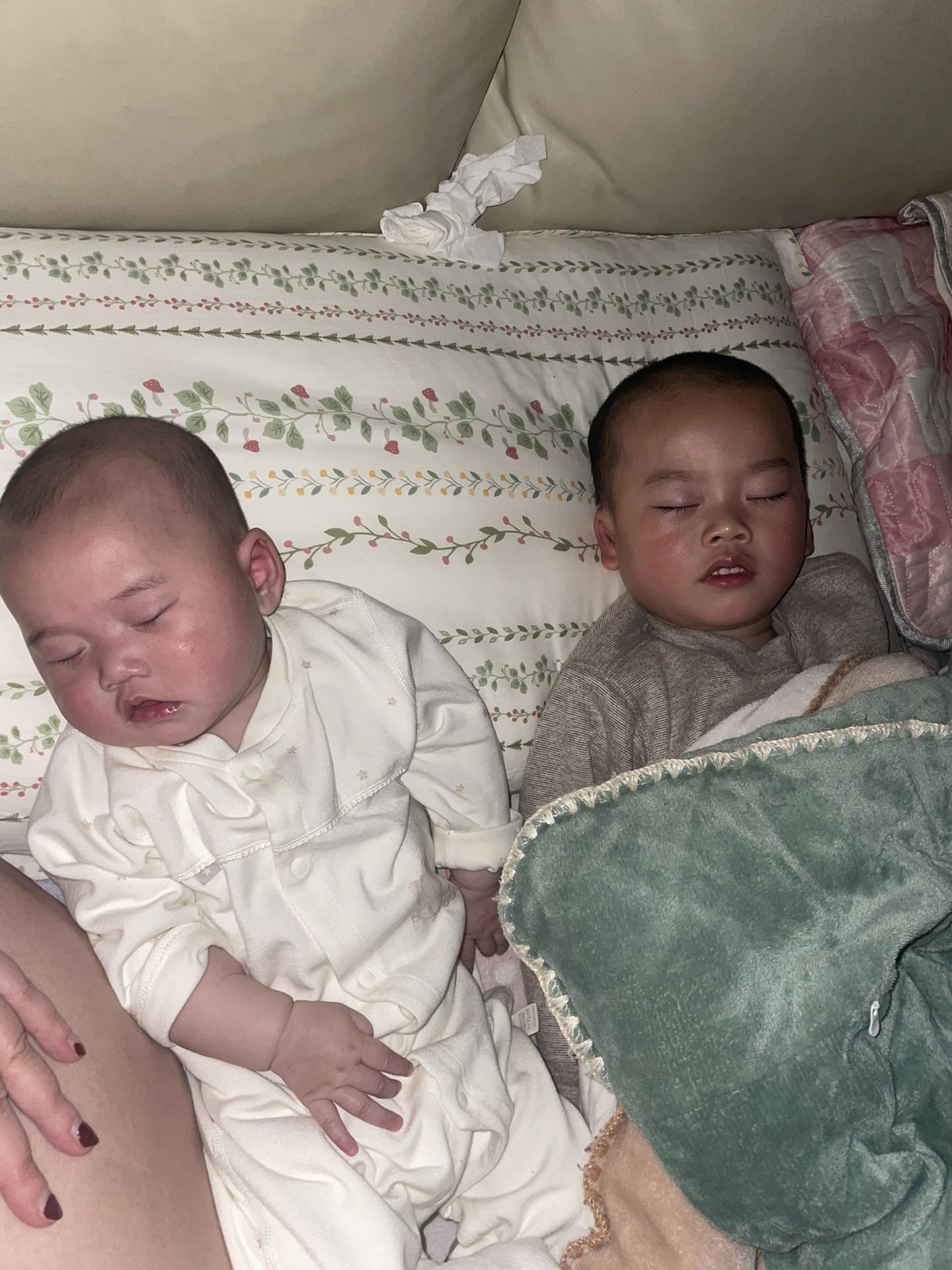 晚就晚一点睡吧 以后咱仨一起睡觉觉❤️  妳们👧🏻👦都是麻麻的心...