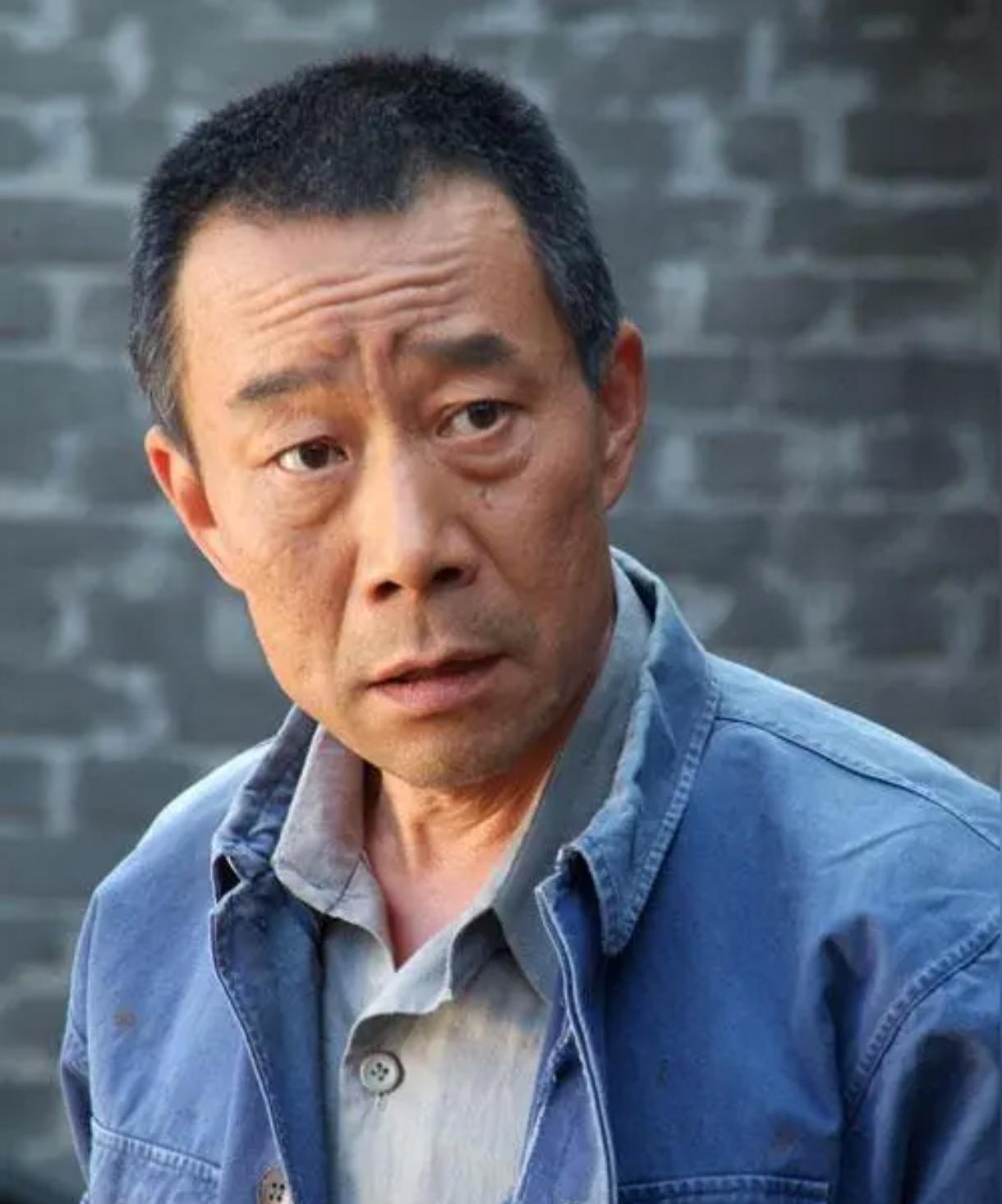 这两位演技谁更胜一筹？李雪健出名是演老林，当时那嗓子一出来，所有人都惊到了，我们
