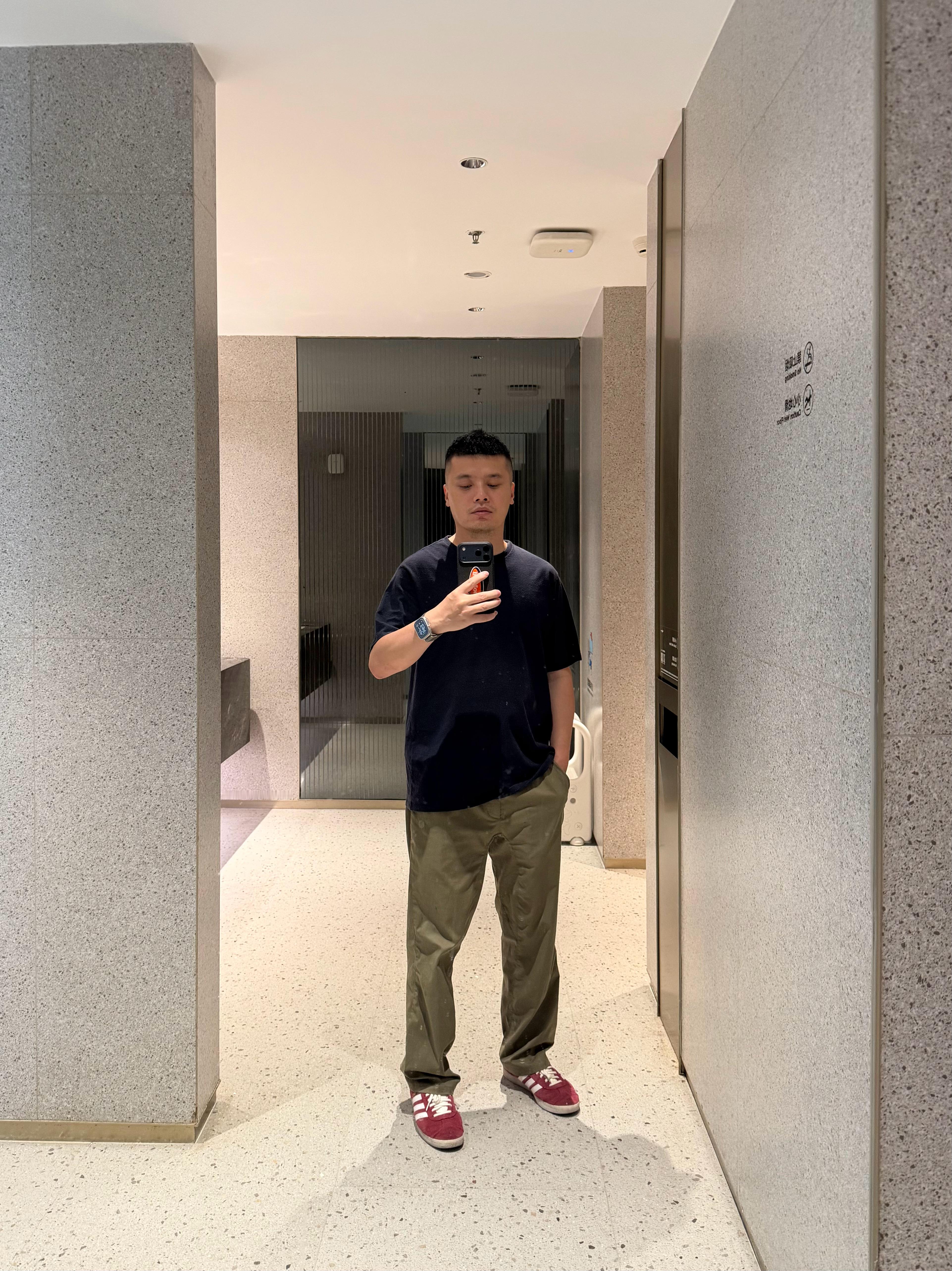 把周日过成一首慢歌，咖啡凉了半杯，风很轻，云很慢，好像偷来的半日闲，格外珍贵。祝