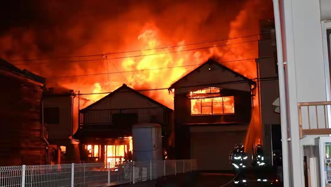 还没轰炸日本自己就烧起来了，如果轰炸就不是170栋建筑了

日本本土4.9万平米