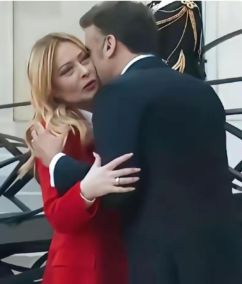 马克龙总是对同龄的女政要又搂又抱又亲。
网友说，他太渴望亲吻了。
是的，马克龙没