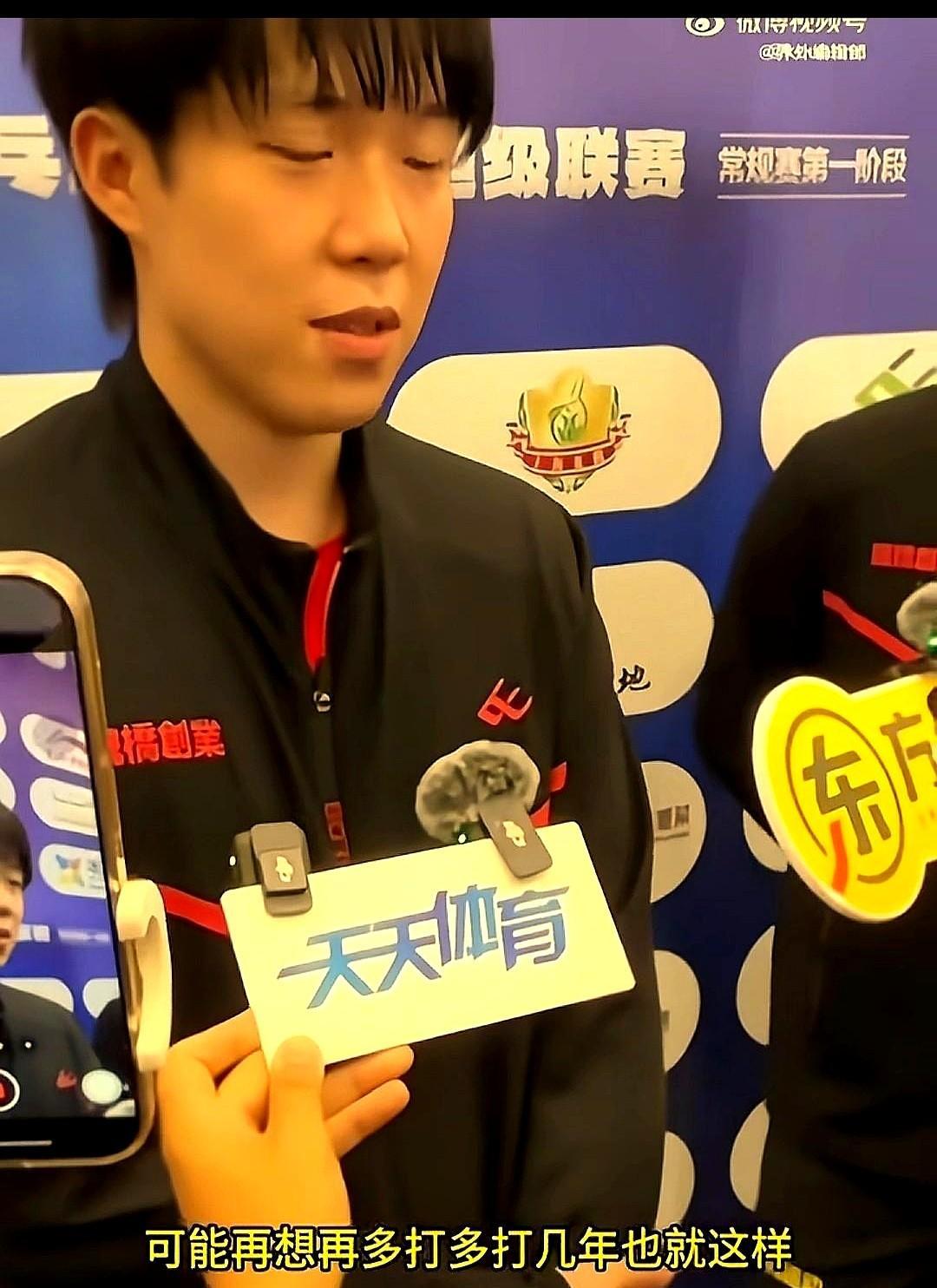 那一脚，踩碎的不只是球拍。
大巴黎混双夺冠，庆功宴还没散。
主拍，被人群踩断了。