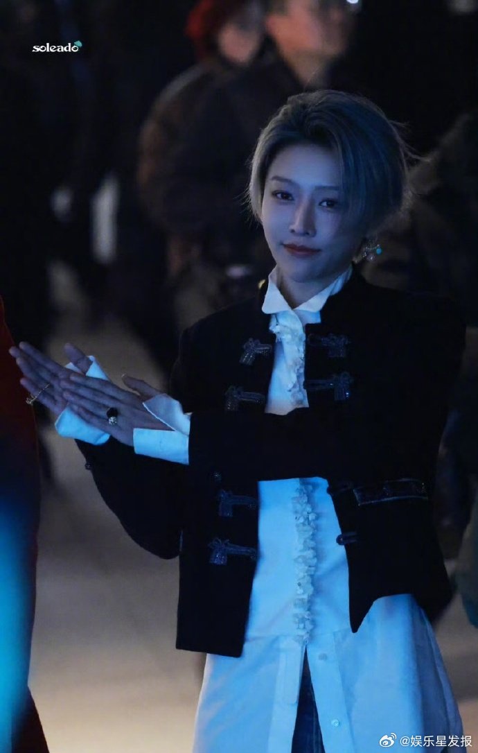 刘雨昕亮相迪奥北京旗舰店 清冷轮廓与灵动细节在此刻交汇。刘雨昕的造型以利落线条勾