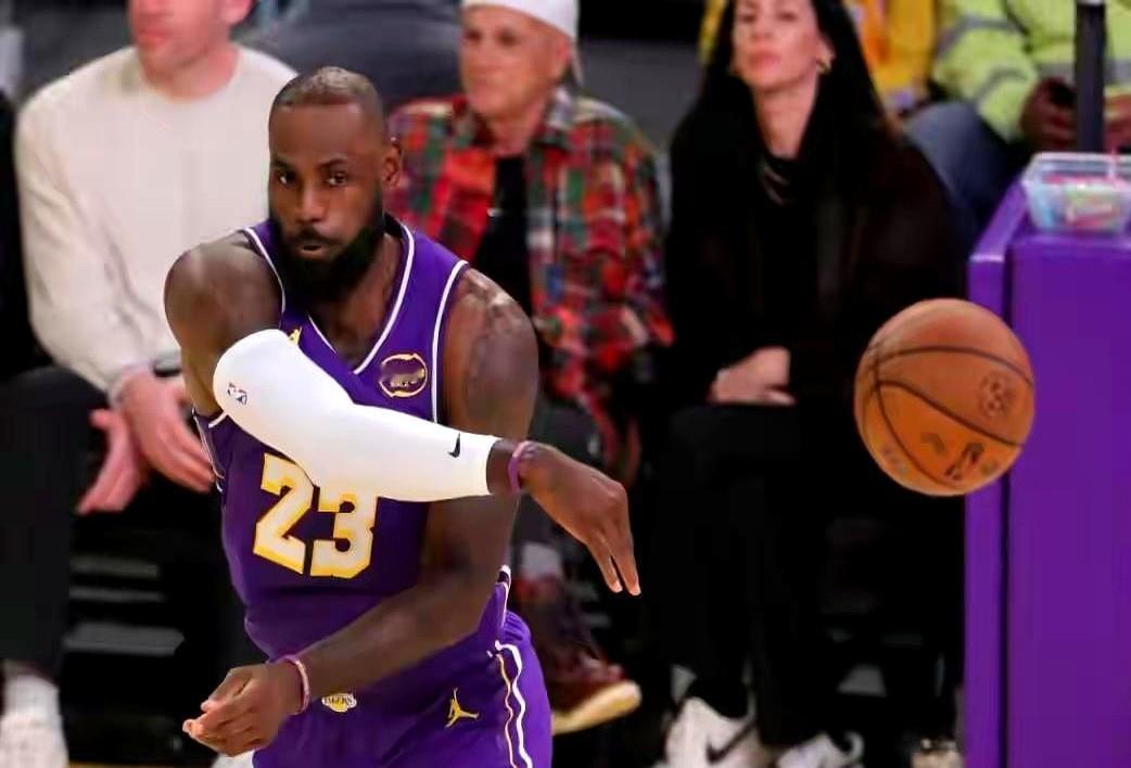 我滴个天！詹姆斯18年的得分上双纪录就这么断了？！

现在网上吵翻了，有人说“3