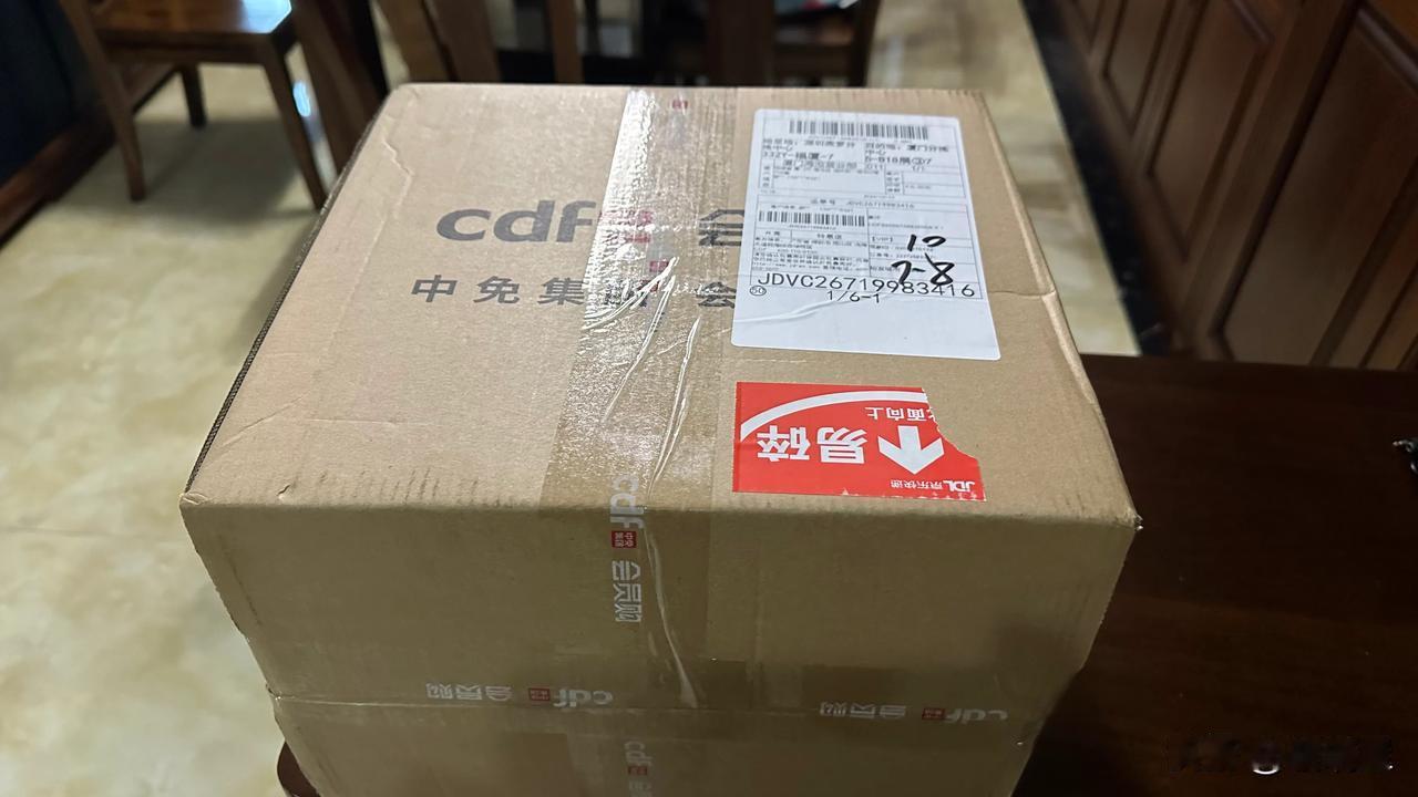 真好，到家门口就看到外面鞋柜上放着一个大纸箱，我知道是我的包包到了。现在快递真快