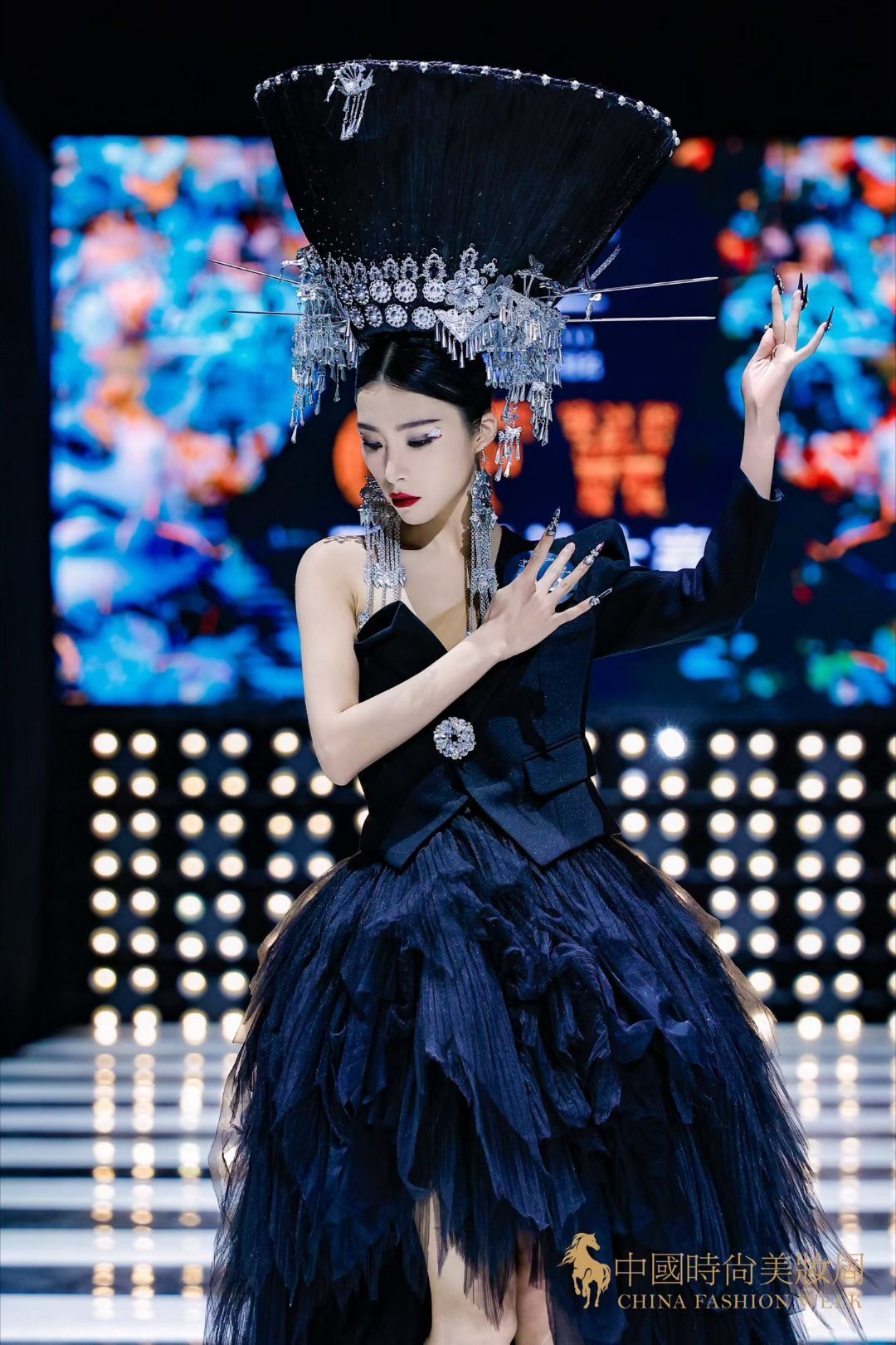来一组最后一天的时妆秀，赶回去和我家猫咪🐈⬛‧₊˚过端午咯！这两天托在朋友家，