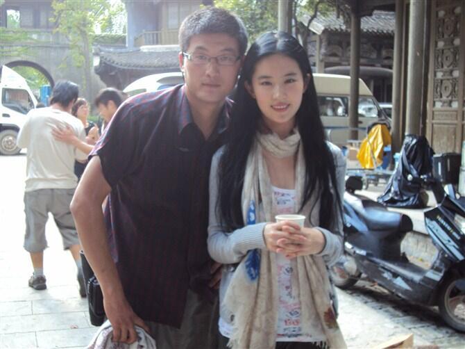 她真就漂亮的像人群中的古早立绘一样 ​​​