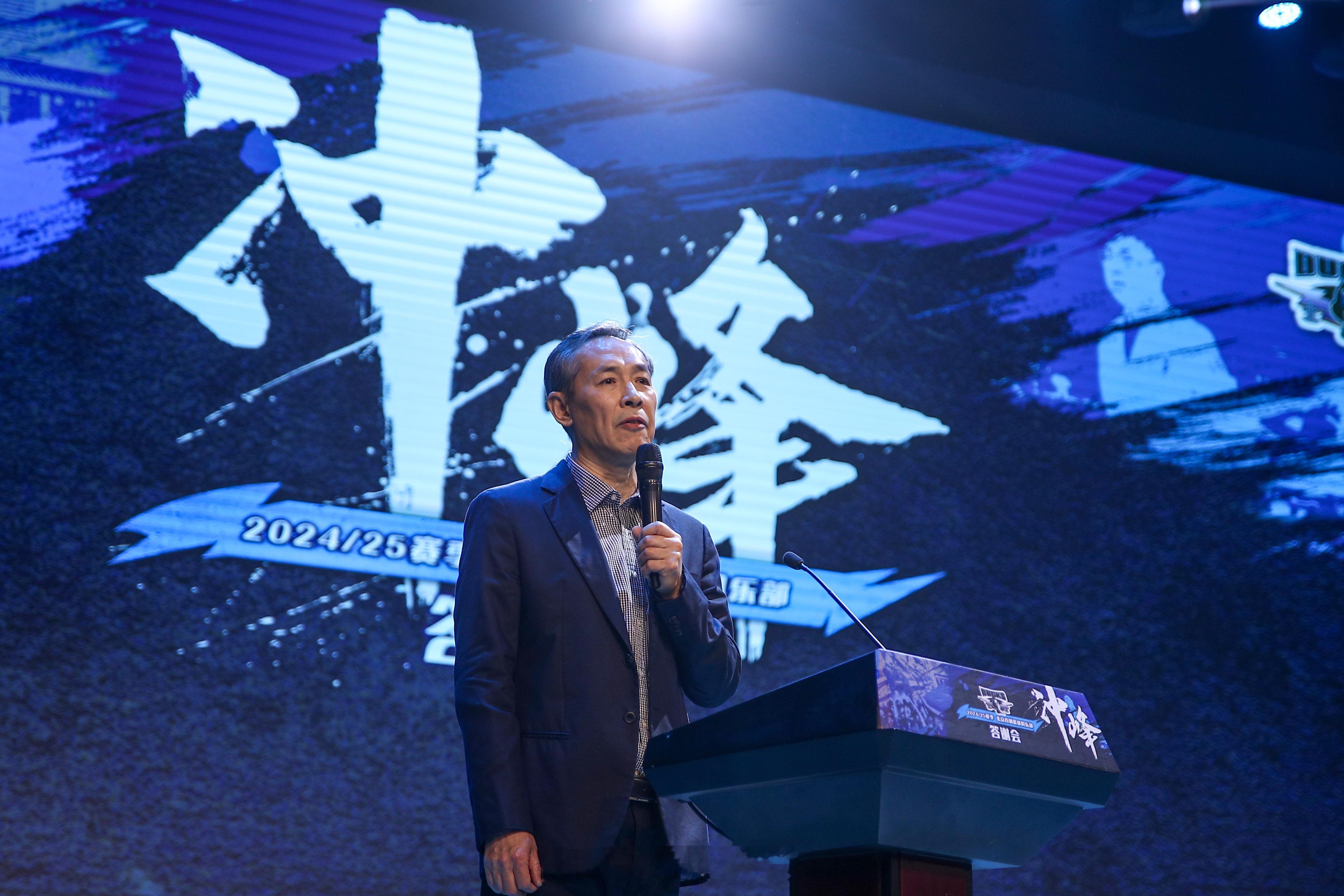 许利民指导接受采访，谈这个赛季他对外援看法和使用的改变，也算是一种进步吧：“我们