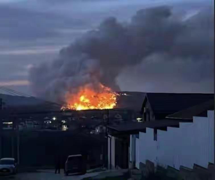 跟中国接壤1700多公里，管道都修好快20年了，哈萨克斯坦却宁愿把80%的石油绕