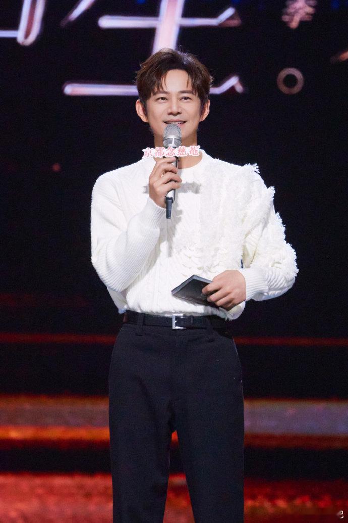 何炅 让新的声音被听到很重要声生不息让新的声音被听到，是最美好的期许，而何老师就