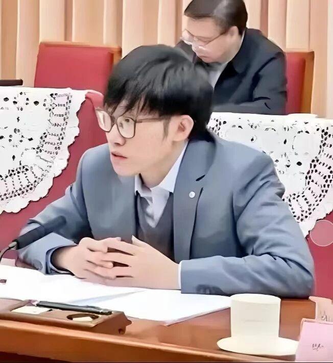 饭桌上叫你一声前辈，赛道上，我半步都不会让
这话不是放狠话，DeepSeek是真