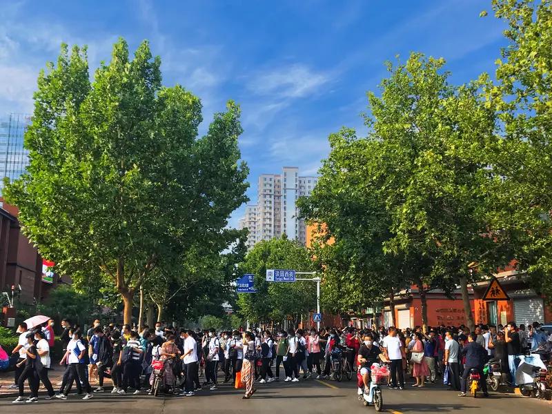 高考收官日：心态从容，轻装迎终场
 
历经数日紧绷，高考迎来最后一天，考场内外少