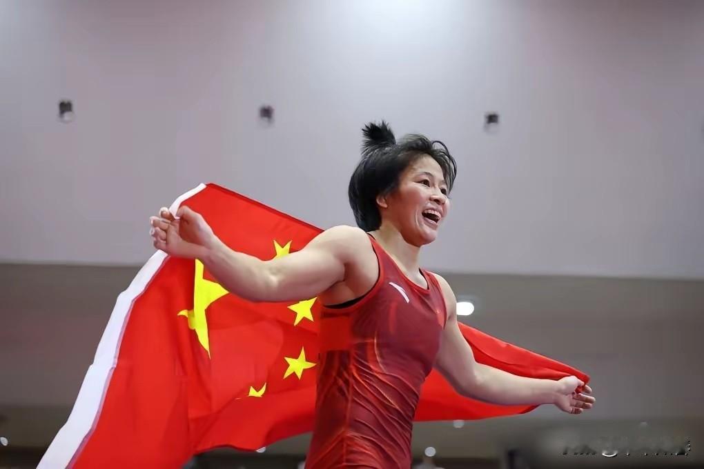 彻底颠覆了我的认知！
10月3日，中国姑娘洪可新夺得女子自由式摔跤57公斤级金牌