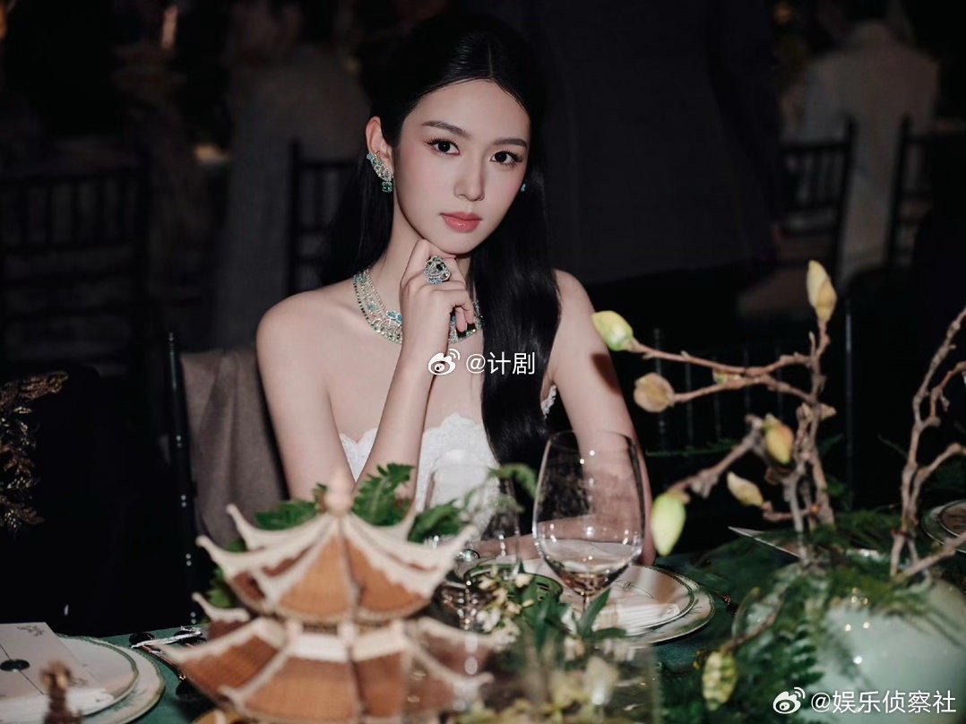 周也完全千金大小姐 千金风和周也的组合简直就是天作之合，白色抹胸裙的精致和她清冷