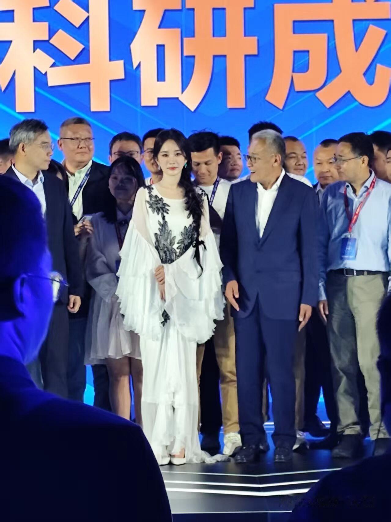杨幂 刷到一组图，杨幂与君乐宝乳业集团董事长兼总裁等一众高层合影瞬间～ 网友说：