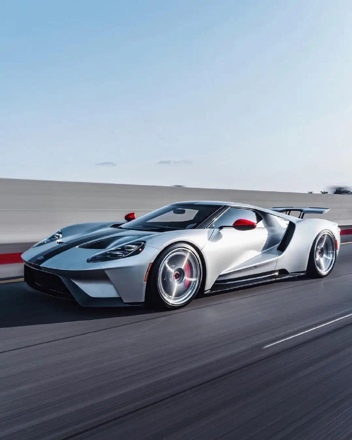 福特GT！采用3.5升Eco Boost V6双涡轮增压发动机！综合马力700匹