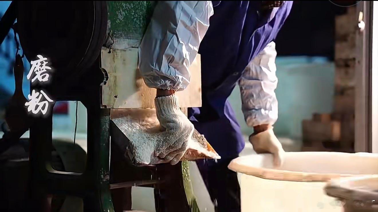 匠心传承台州古法年糕飘香一方天台街头镇百年古法年糕香飘四溢！七道工序手工捶打，软