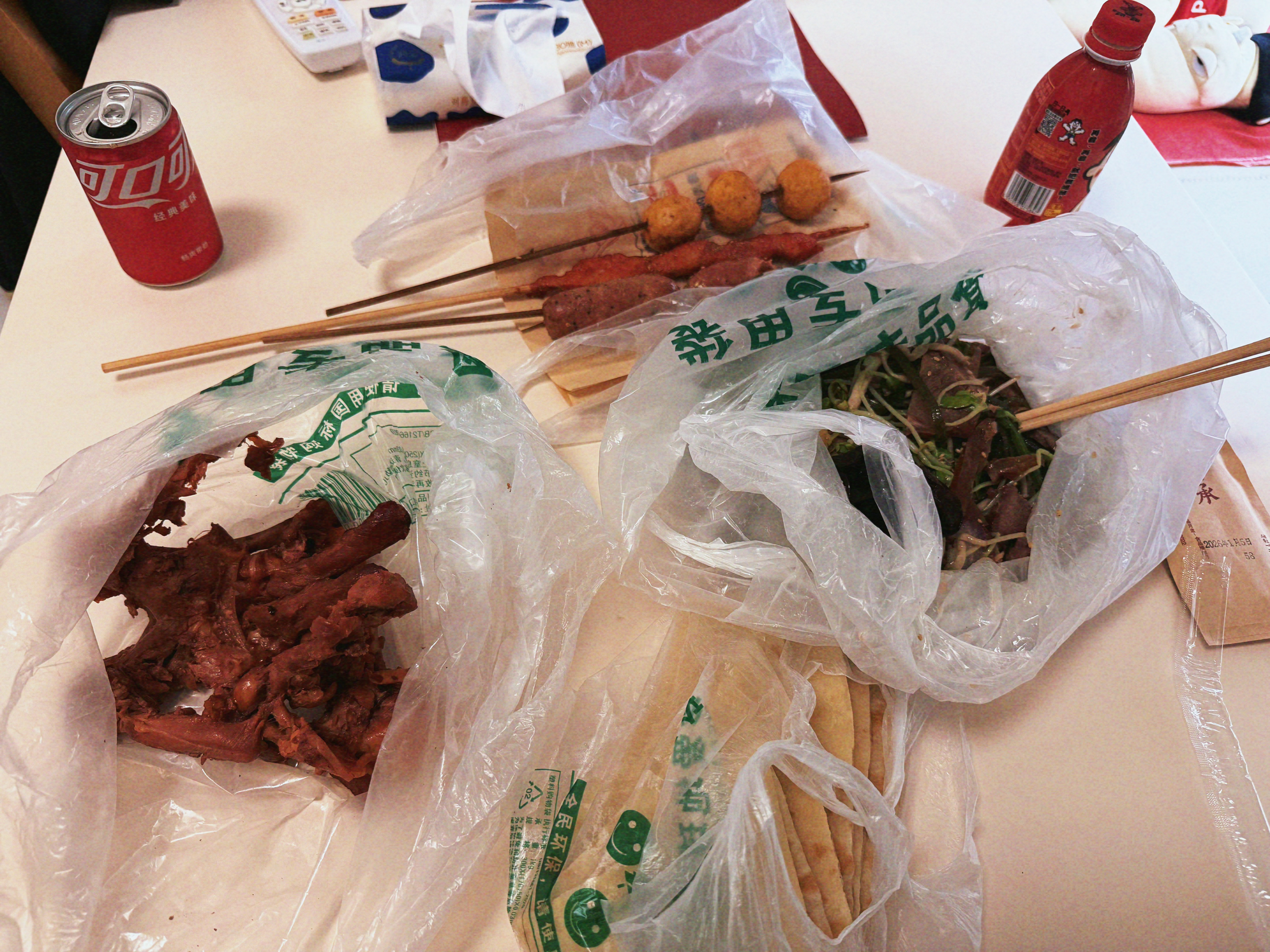 大饼凉菜，我俩的最爱，一起买回来美美的享受美食享受生活享受人生٩(˃̶͈̀௰˂̶