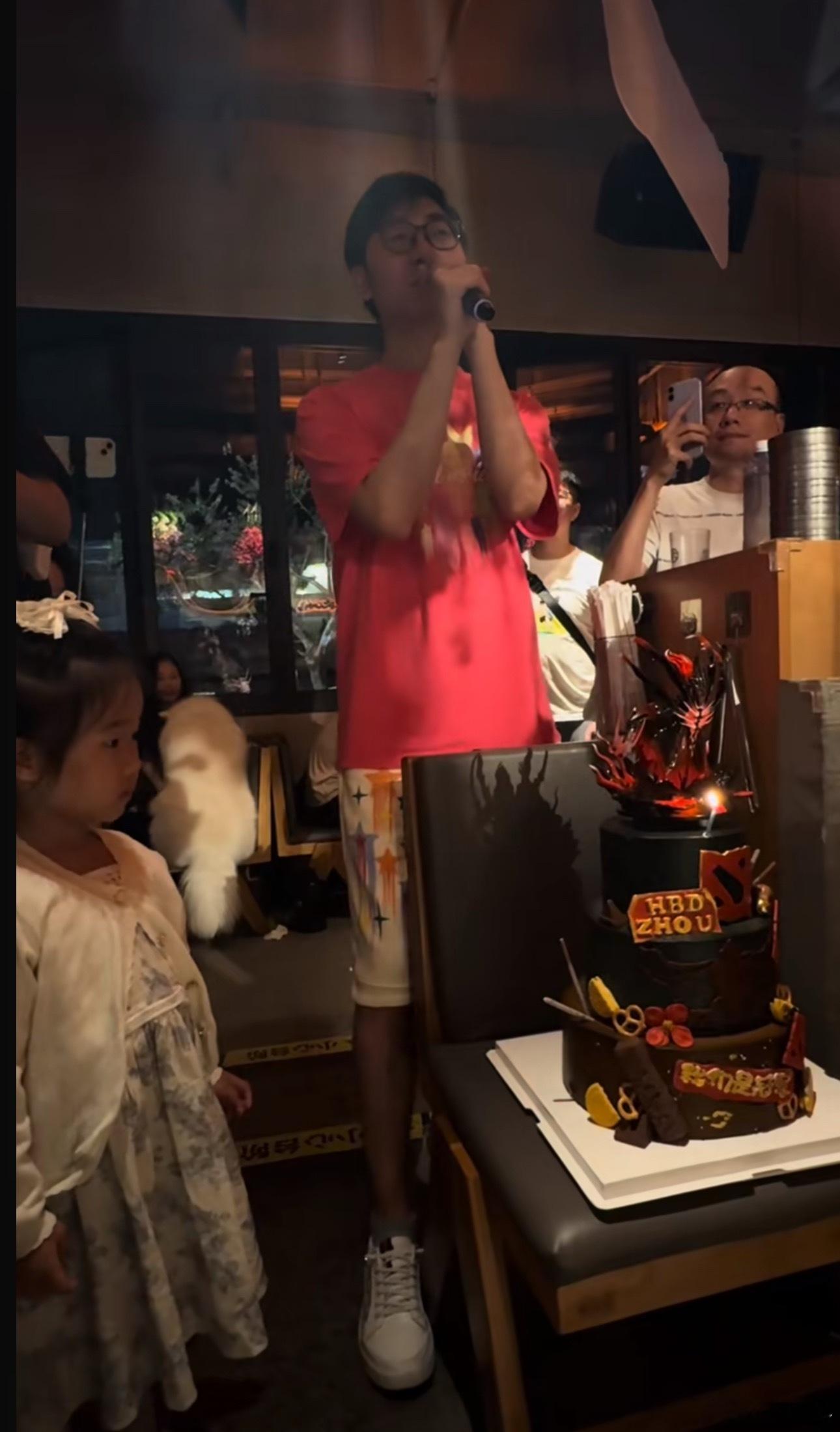 甲哥：蓝胖说我不参加庆功宴是她的锅，她被黑了，黑了就被黑了呗，有啥关系啊，不是一