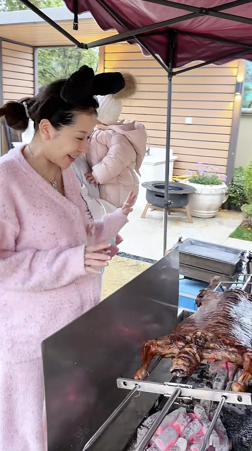 宋玉希小姑子从广东回杭州来过年，宋玉希给小姑子准备一间房，宋玉希说，这间房永远给