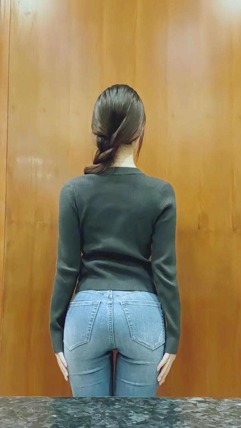 简约优雅，牛仔裤搭配黑色毛衣，轻松展现时尚魅力。