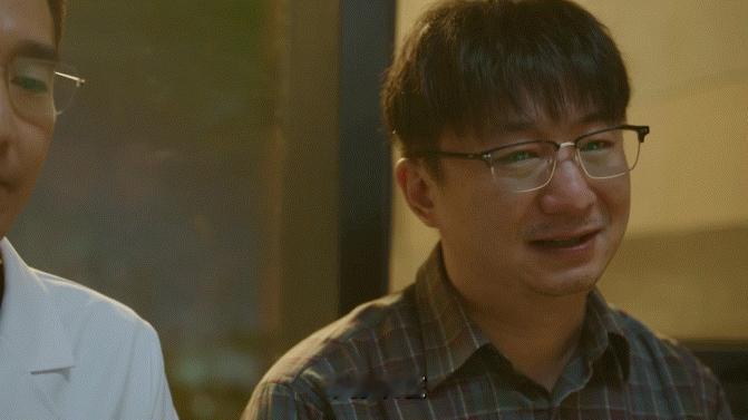 大厂人的崩溃就在一瞬间 职场考核变严薪资待遇下滑，家里老人重病需要长期看护，妻子