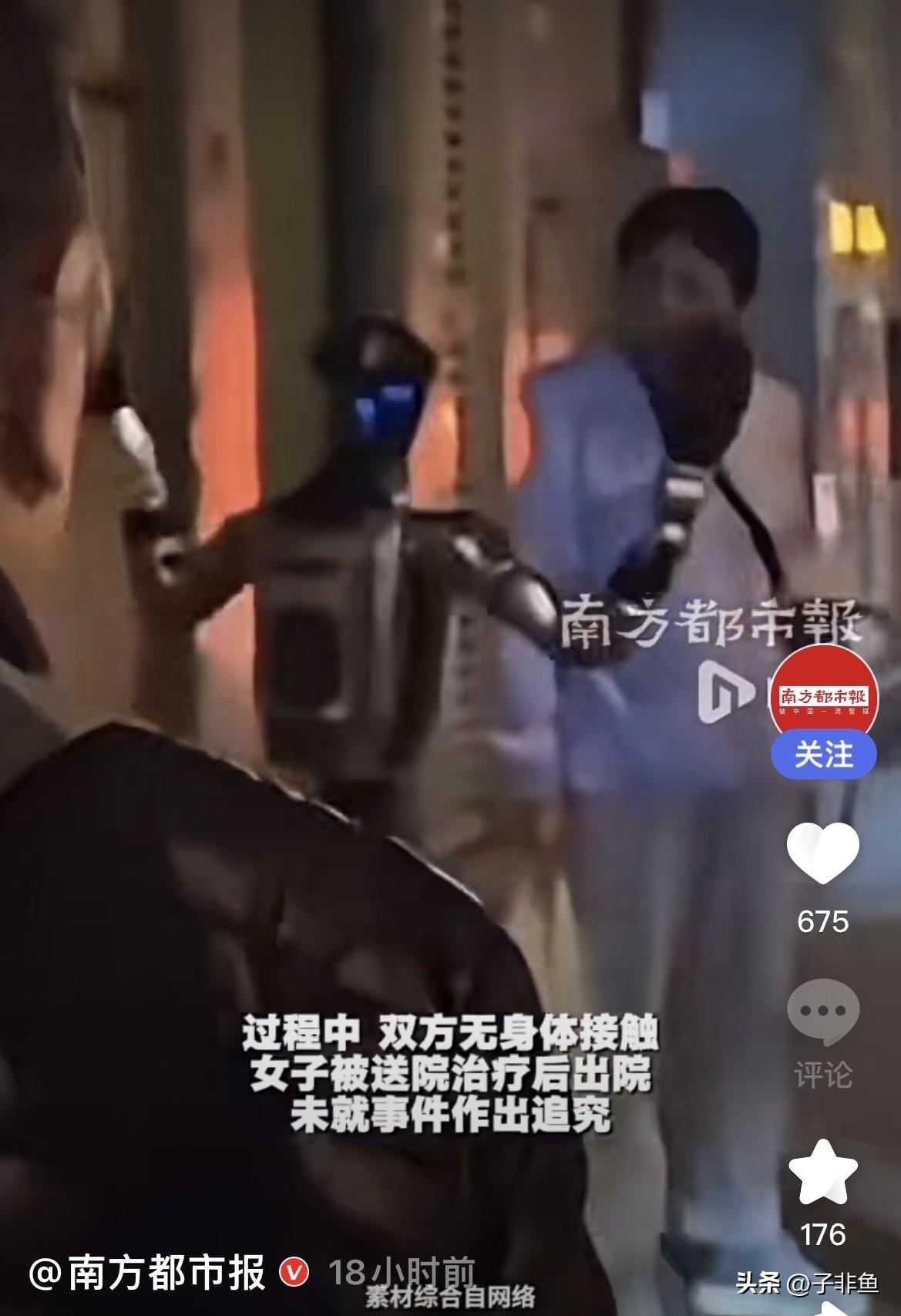 近日，中国澳门一女子在街上边走边打电话，后面突然冒出了一个机器人，把女子吓了一跳