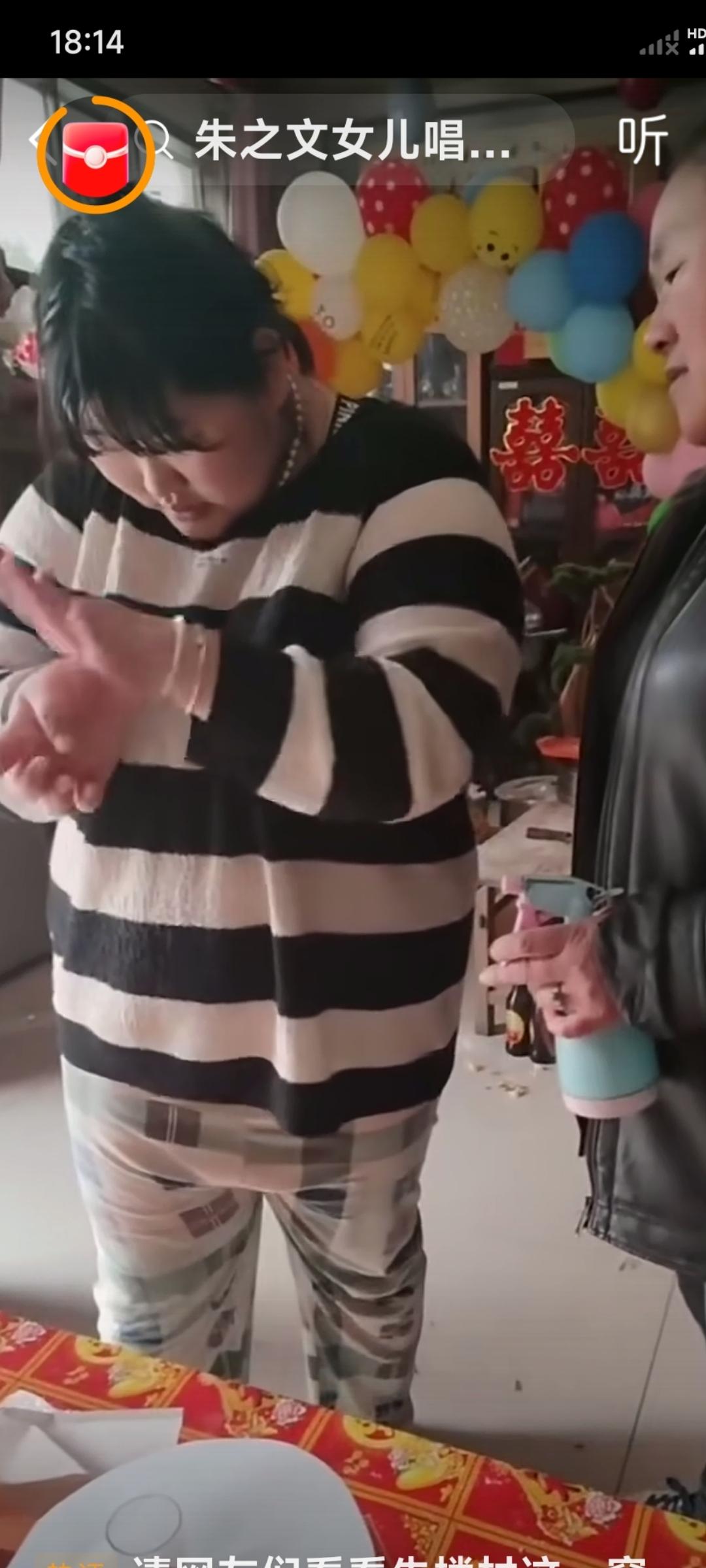 看看这最真实的朱雪梅。

大衣哥朱之文的女儿朱雪梅。

是不是有点儿邋遢？

头