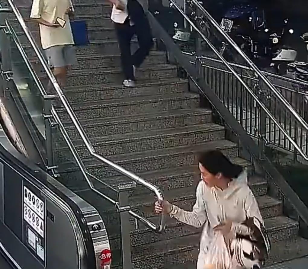 谁能想到，下班之后，危险就猝不及防降临。重庆轨道交通5号线中梁山站，发生了惊险的