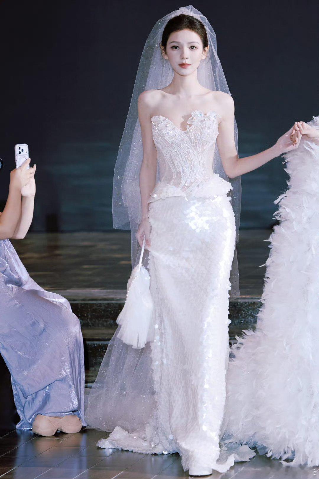 很适合拍照的建模美女 