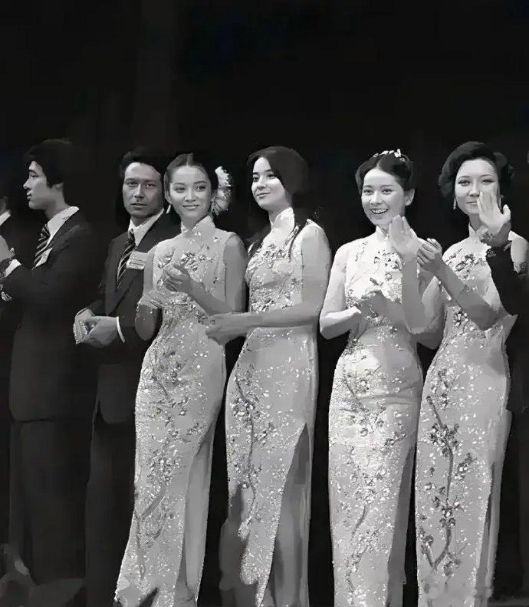 天呐，看到林凤娇和林青霞1976年的合影，才懂成龙为啥说惊为天人 