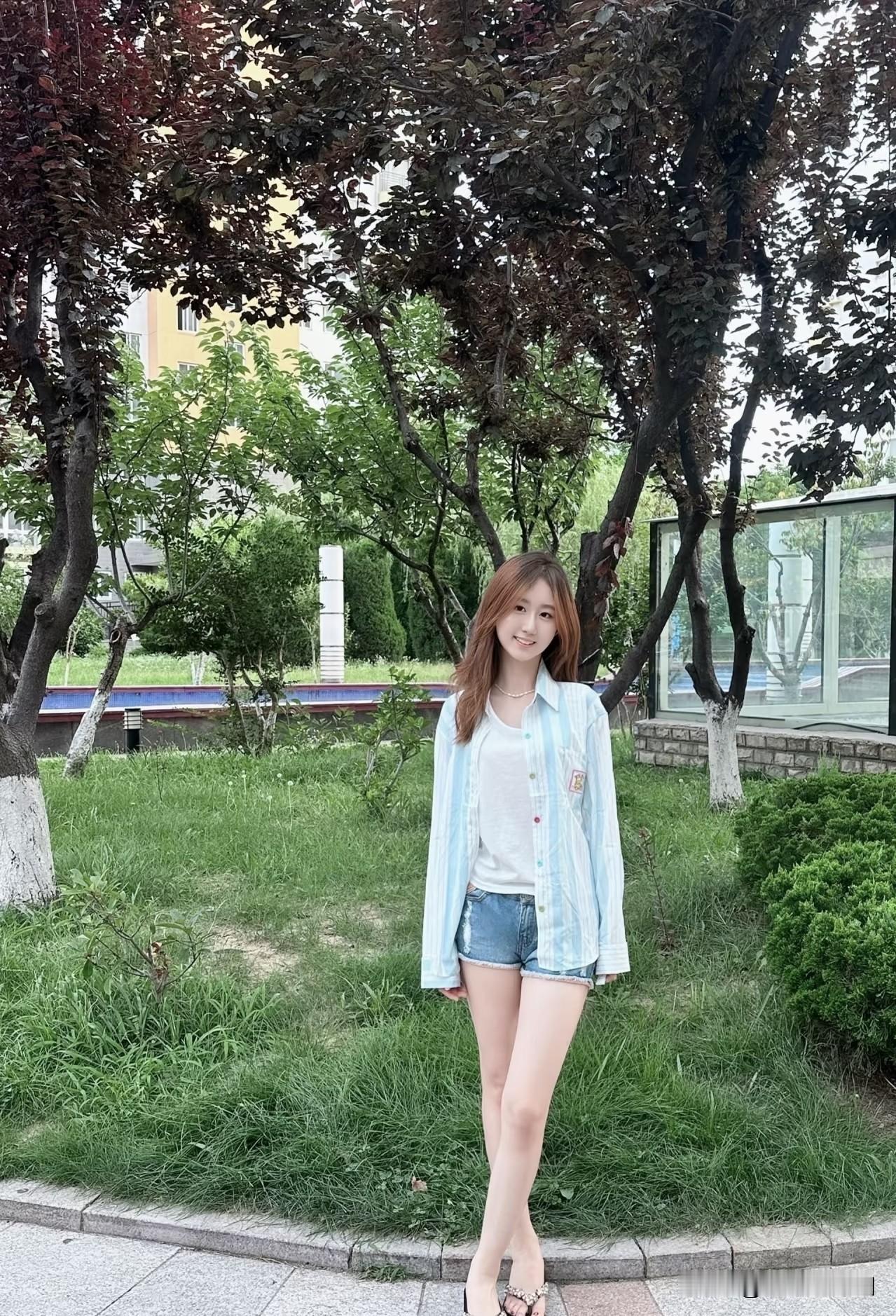 这个姑娘在公园里拍照片呢。