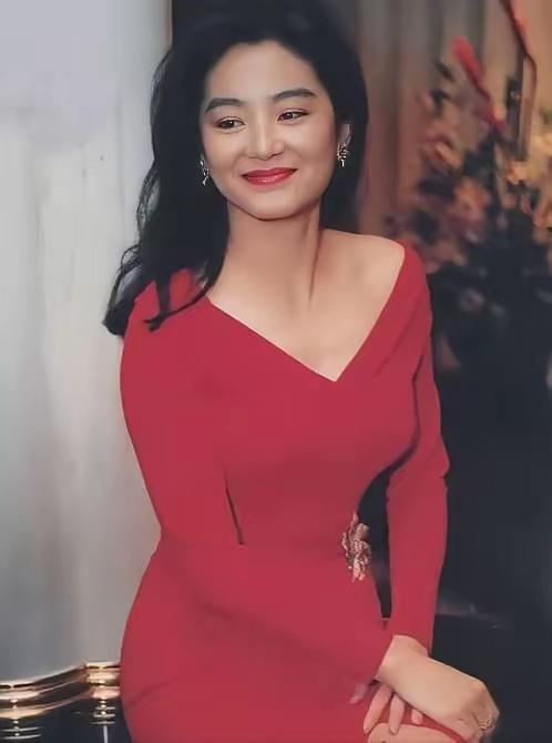 1994年，40岁的林青霞下嫁富豪邢李㧷，她相中了香奈儿1993年春夏高定的这款
