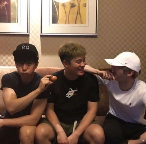 超赫鹿已经九年，从跑男到五哈，友谊不错，话说鹿晗是不是跟邓超和陈赫玩得久，所以自