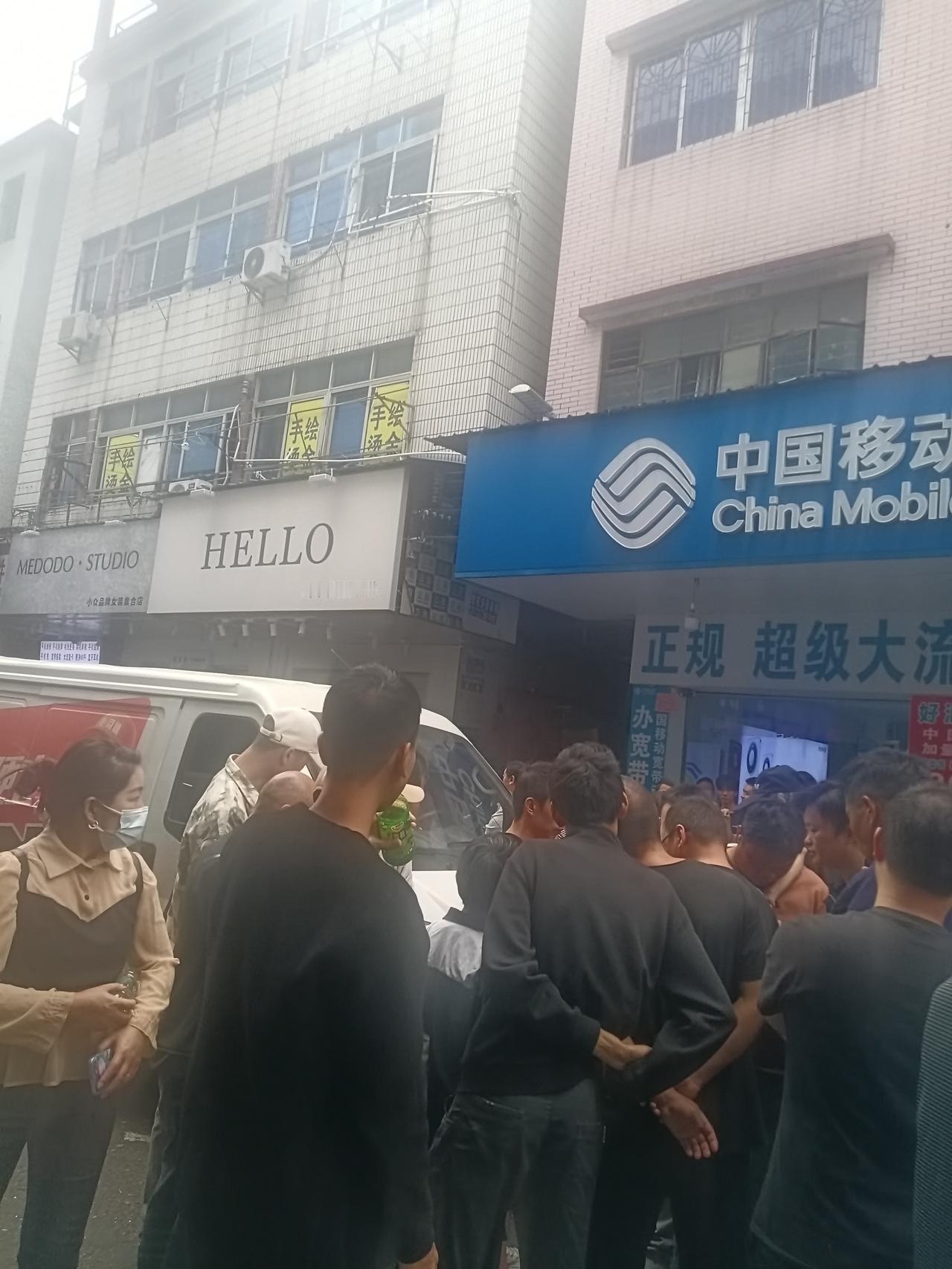 广州海珠区桥南新街，找事做的人，逛街的人太多了，货拉拉面包车把路人的脚压到了，路