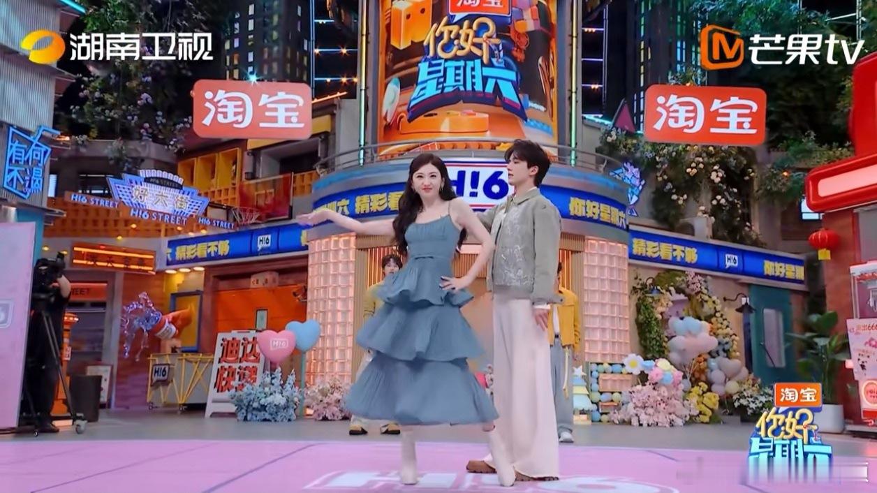 行走的舞蹈教科书+反光板组合！这画面太养眼，根本挪不开眼！景甜和张新成合跳太权威