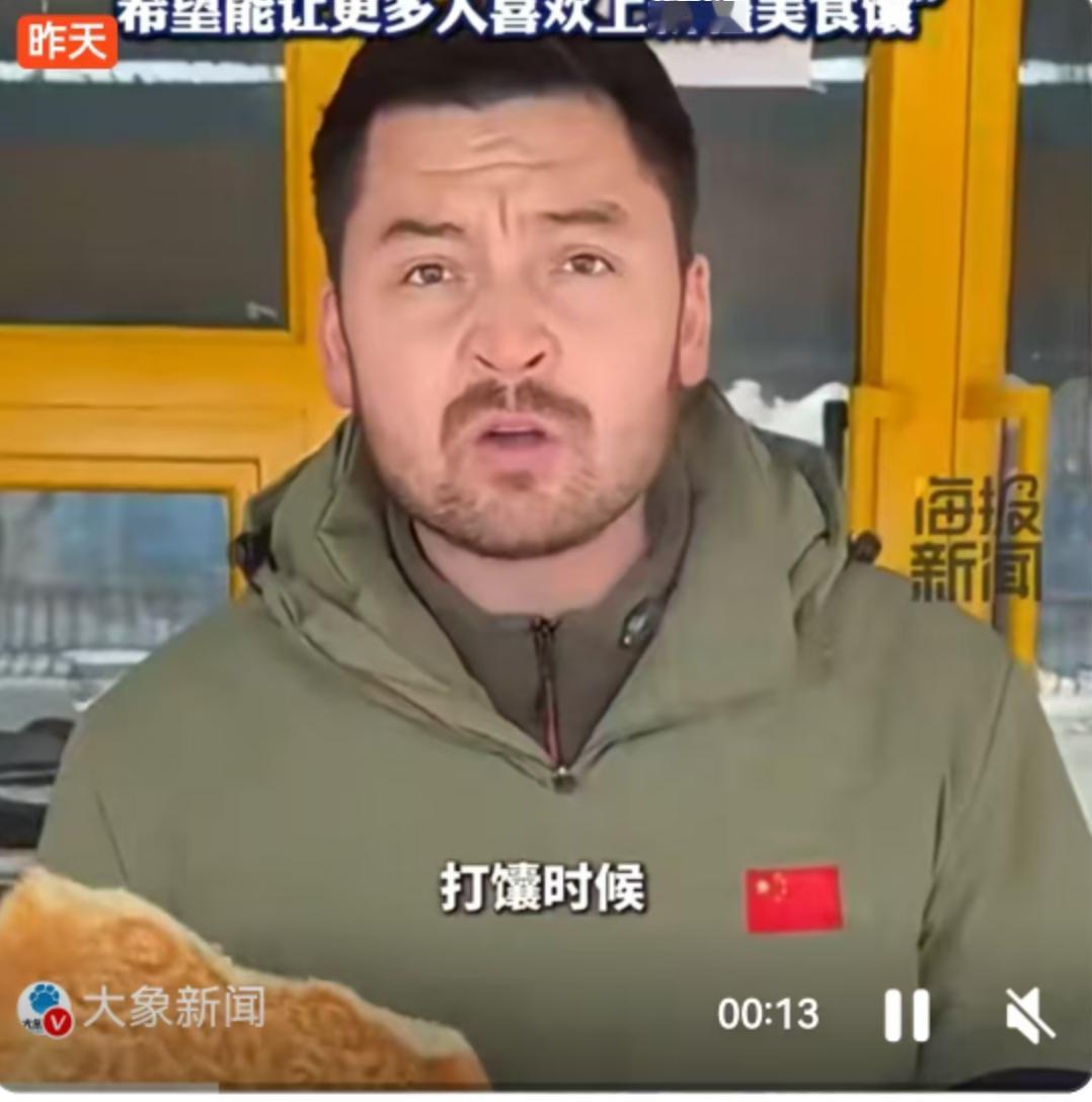网络世界总是充满了各种各样的“撞脸”惊喜，这不，最近在新疆街头，一位专注于打馕的